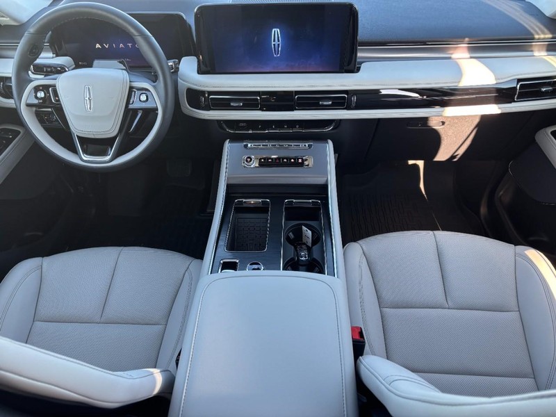 Lincoln Aviator Vehicle Full-screen Gallery Image 14