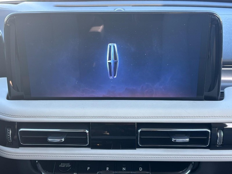 Lincoln Aviator Vehicle Full-screen Gallery Image 16