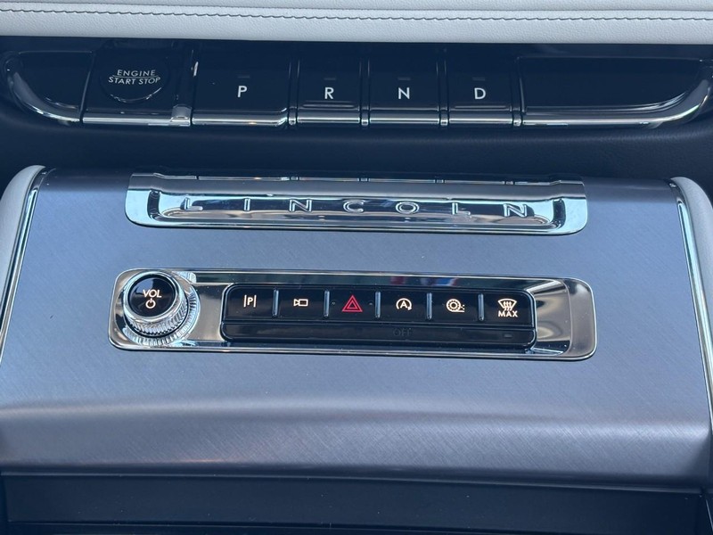 Lincoln Aviator Vehicle Full-screen Gallery Image 17