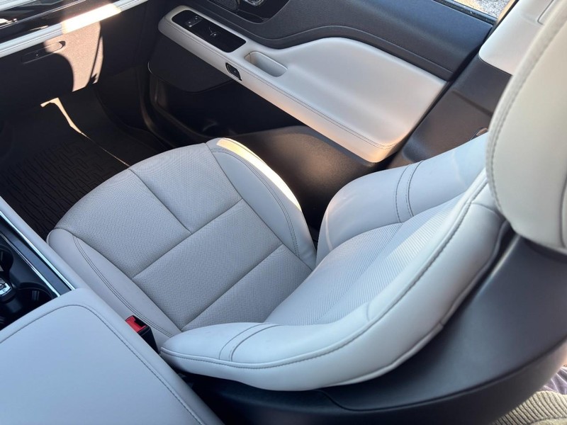 Lincoln Aviator Vehicle Full-screen Gallery Image 18