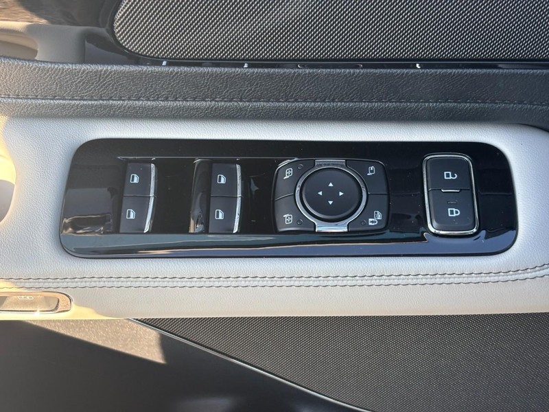 Lincoln Aviator Vehicle Full-screen Gallery Image 20