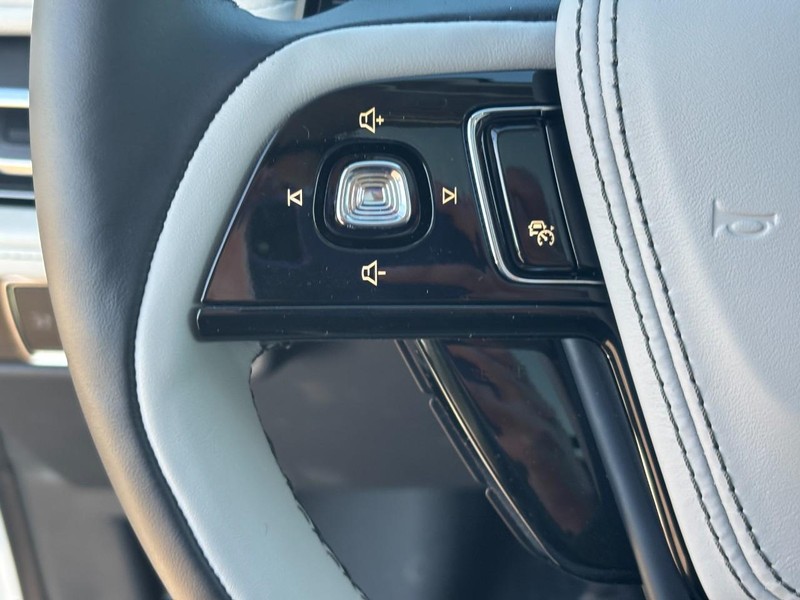 Lincoln Aviator Vehicle Full-screen Gallery Image 22