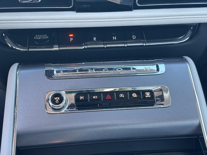 Lincoln Aviator Vehicle Full-screen Gallery Image 29