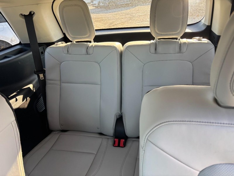 Lincoln Aviator Vehicle Full-screen Gallery Image 12