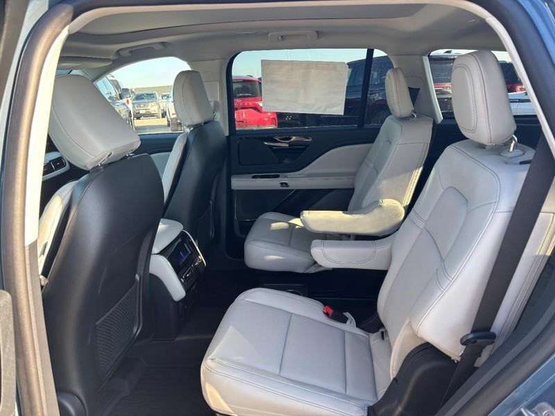 Lincoln Aviator Vehicle Full-screen Gallery Image 13