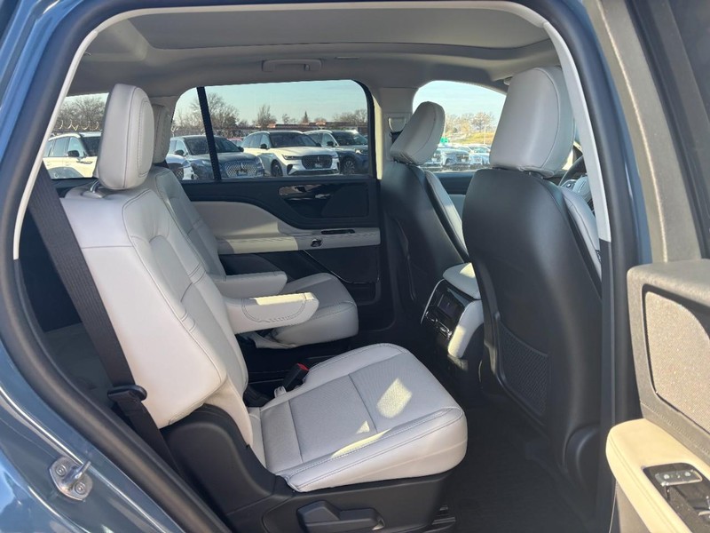Lincoln Aviator Vehicle Full-screen Gallery Image 14