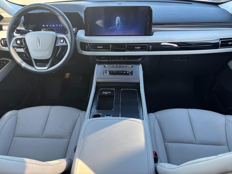 Lincoln Aviator Vehicle Full-screen Gallery Image 15