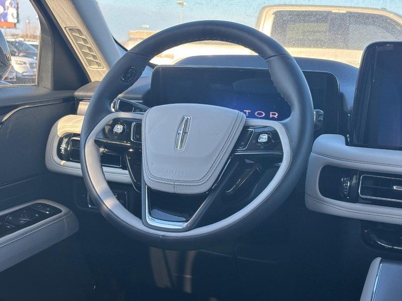 Lincoln Aviator Vehicle Full-screen Gallery Image 16