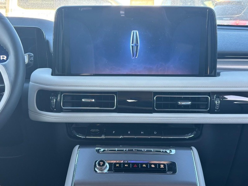 Lincoln Aviator Vehicle Full-screen Gallery Image 17