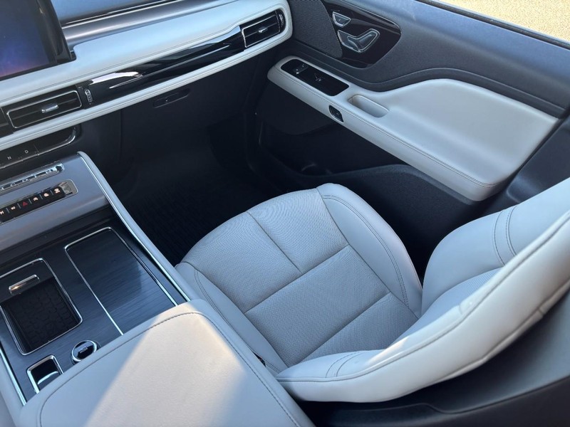 Lincoln Aviator Vehicle Full-screen Gallery Image 18