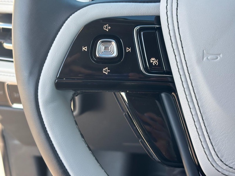 Lincoln Aviator Vehicle Full-screen Gallery Image 22