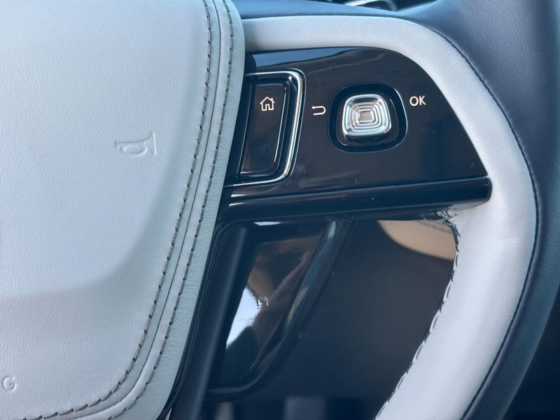 Lincoln Aviator Vehicle Full-screen Gallery Image 23