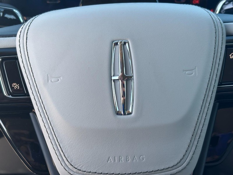 Lincoln Aviator Vehicle Full-screen Gallery Image 24