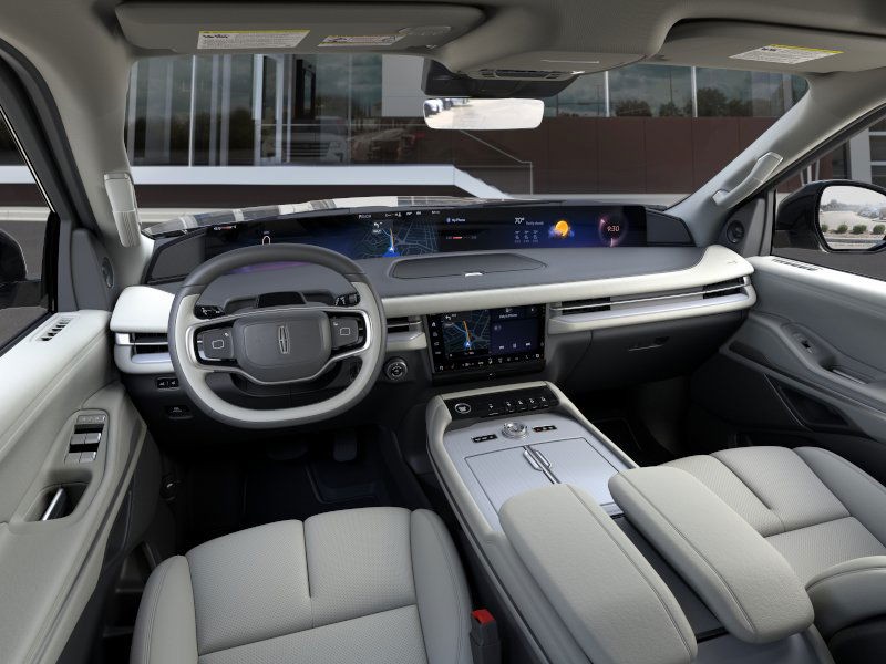 Lincoln Navigator Vehicle Full-screen Gallery Image 10