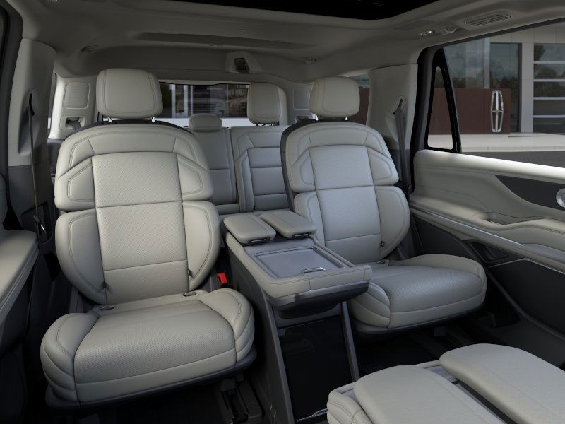 Lincoln Navigator Vehicle Full-screen Gallery Image 12