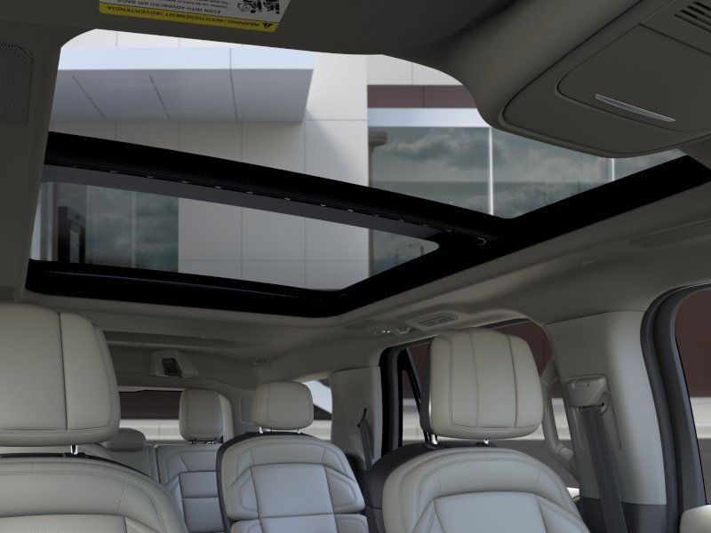 Lincoln Navigator Vehicle Full-screen Gallery Image 23