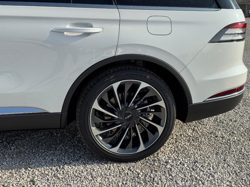 Lincoln Aviator Vehicle Full-screen Gallery Image 10