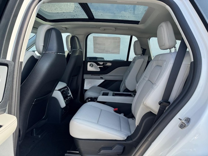 Lincoln Aviator Vehicle Full-screen Gallery Image 11