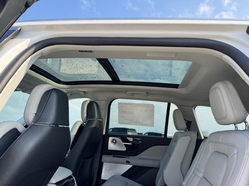 Lincoln Aviator Vehicle Full-screen Gallery Image 12