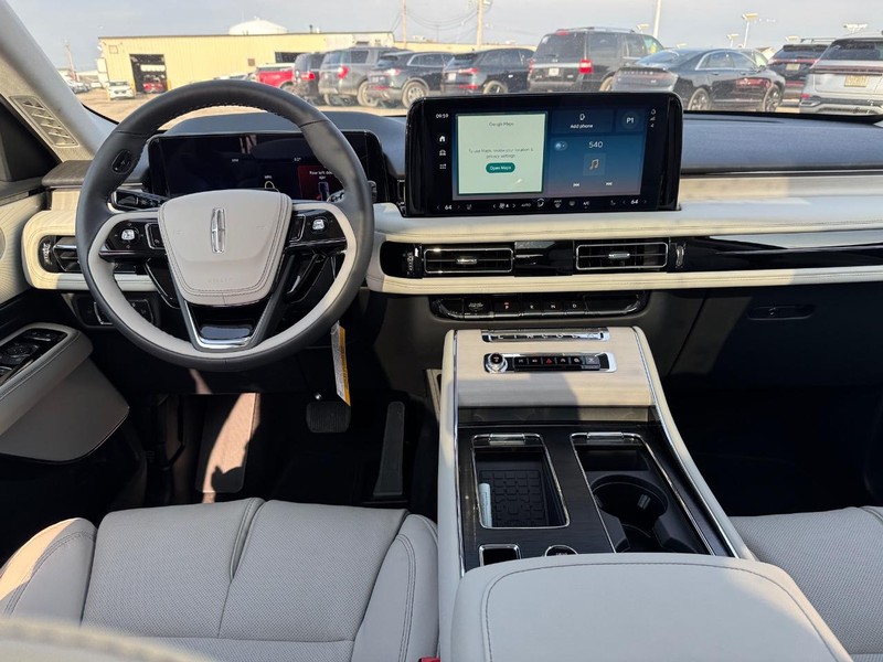 Lincoln Aviator Vehicle Full-screen Gallery Image 15