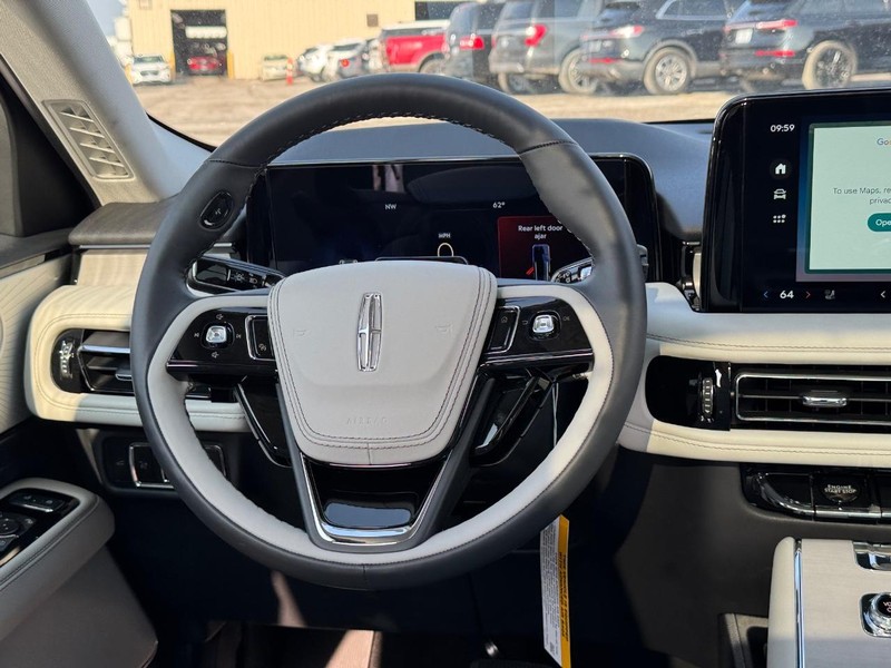 Lincoln Aviator Vehicle Full-screen Gallery Image 16