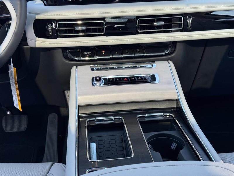 Lincoln Aviator Vehicle Full-screen Gallery Image 18