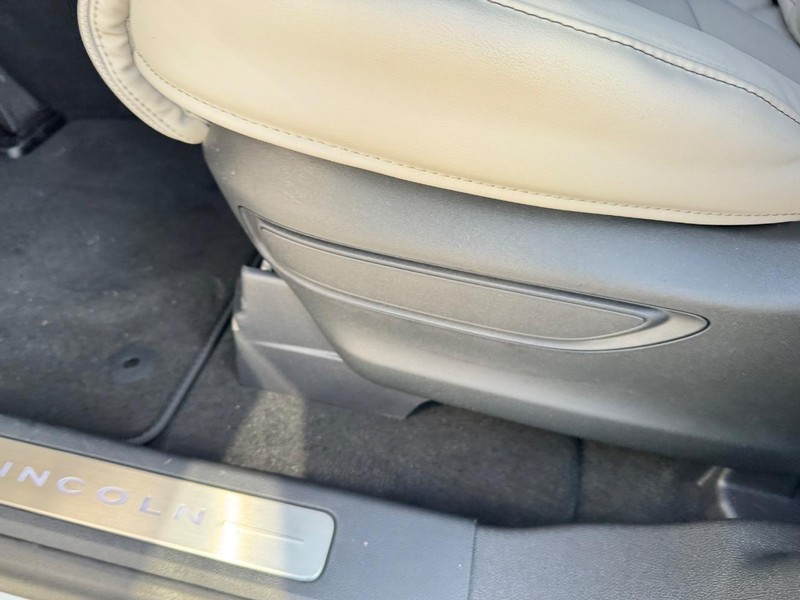 Lincoln Aviator Vehicle Full-screen Gallery Image 19