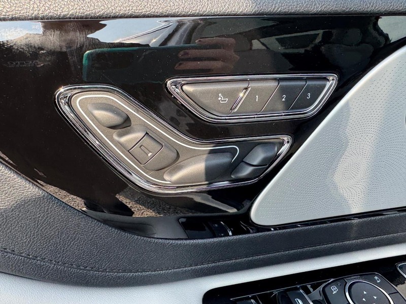 Lincoln Aviator Vehicle Full-screen Gallery Image 21