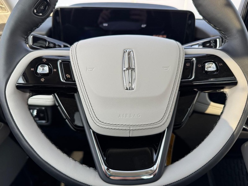 Lincoln Aviator Vehicle Full-screen Gallery Image 22