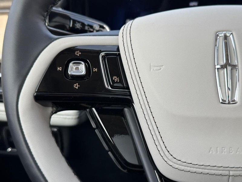 Lincoln Aviator Vehicle Full-screen Gallery Image 23
