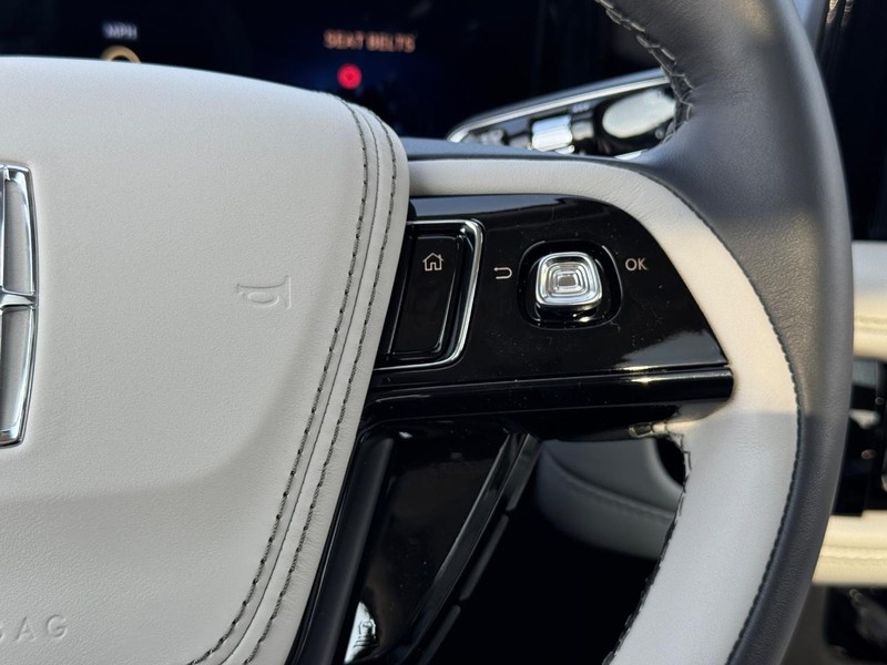 Lincoln Aviator Vehicle Full-screen Gallery Image 24