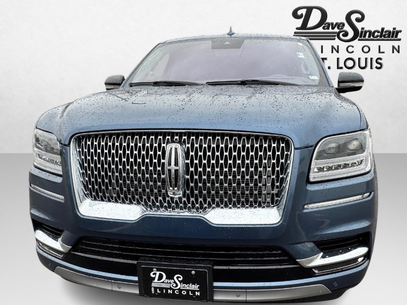 Lincoln Navigator Vehicle Full-screen Gallery Image 02