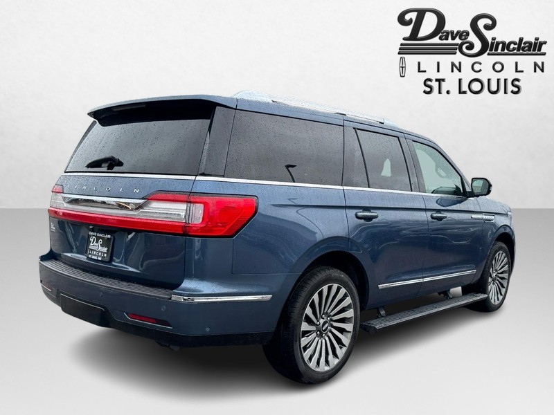 Lincoln Navigator Vehicle Full-screen Gallery Image 05