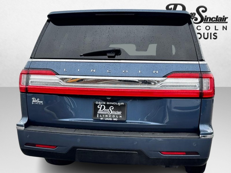 Lincoln Navigator Vehicle Full-screen Gallery Image 06