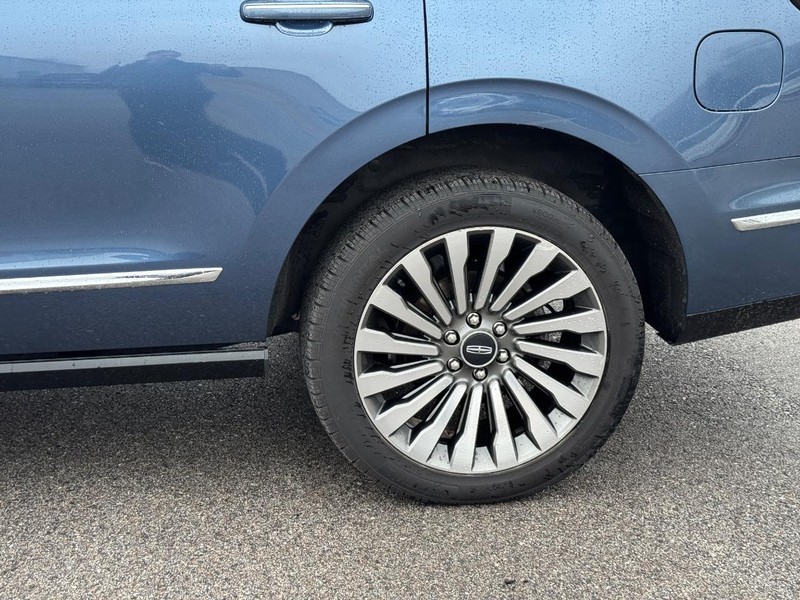 Lincoln Navigator Vehicle Full-screen Gallery Image 10