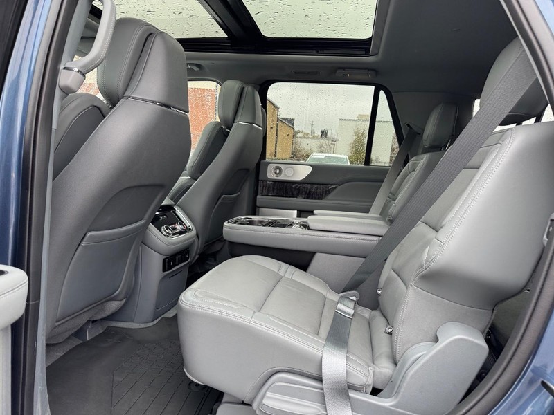 Lincoln Navigator Vehicle Full-screen Gallery Image 11