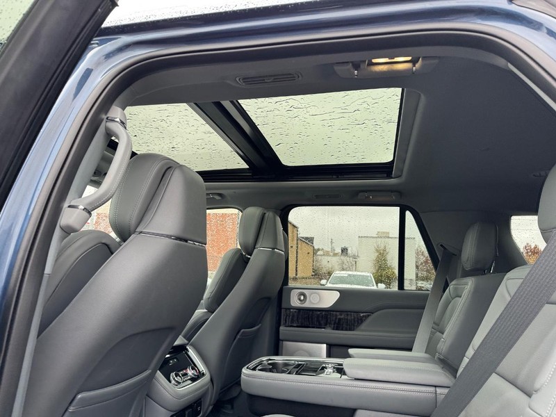 Lincoln Navigator Vehicle Full-screen Gallery Image 12