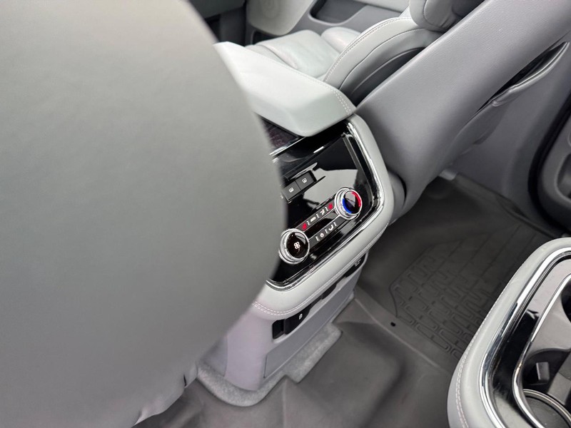 Lincoln Navigator Vehicle Full-screen Gallery Image 13