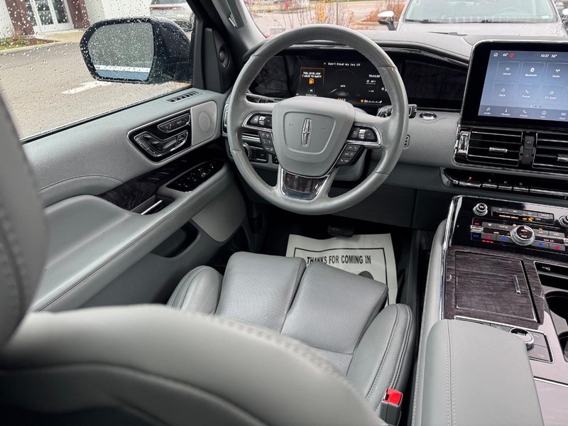 Lincoln Navigator Vehicle Full-screen Gallery Image 14