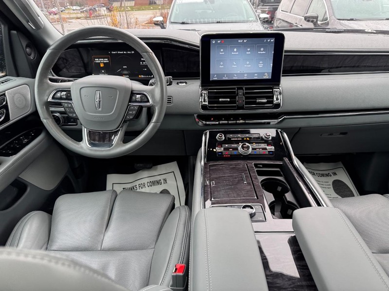 Lincoln Navigator Vehicle Full-screen Gallery Image 15