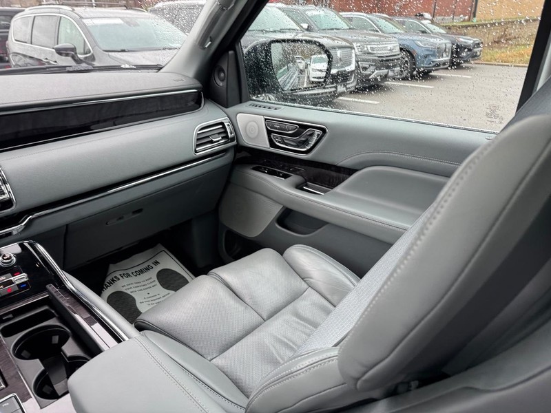 Lincoln Navigator Vehicle Full-screen Gallery Image 16