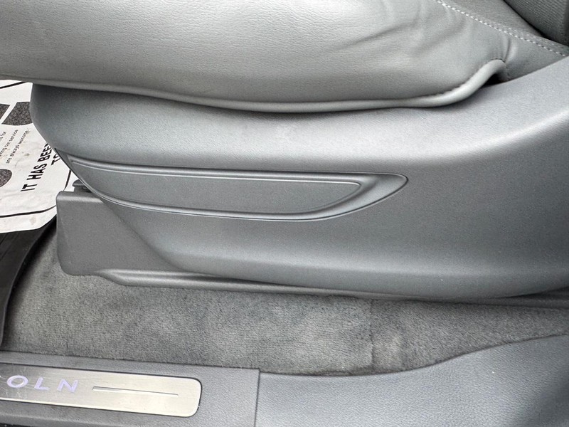 Lincoln Navigator Vehicle Full-screen Gallery Image 17