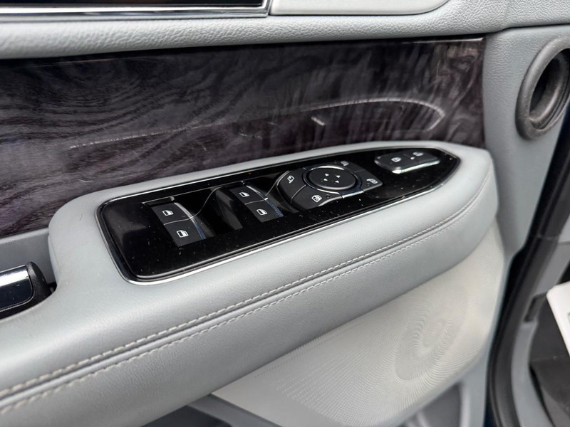 Lincoln Navigator Vehicle Full-screen Gallery Image 18