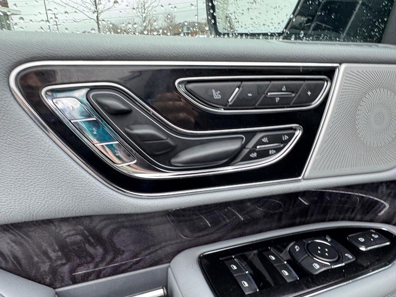 Lincoln Navigator Vehicle Full-screen Gallery Image 19