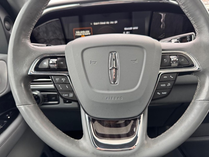Lincoln Navigator Vehicle Full-screen Gallery Image 20