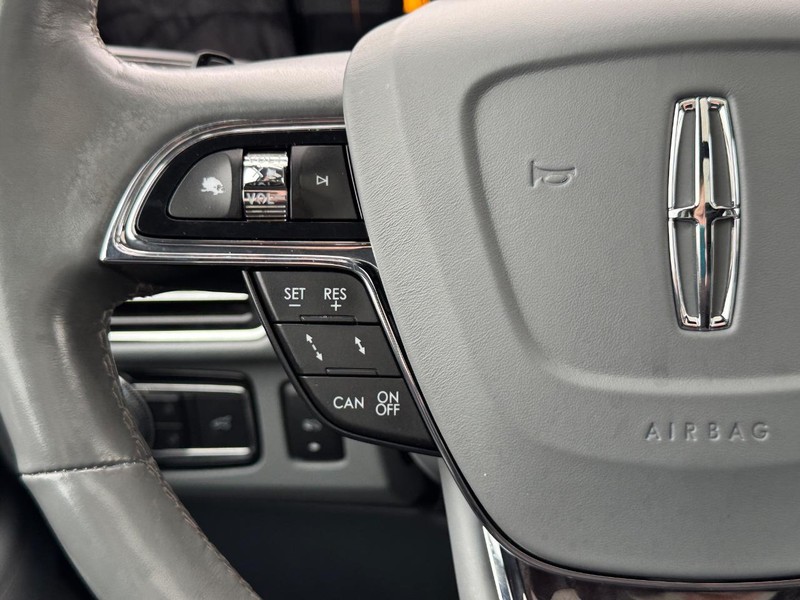 Lincoln Navigator Vehicle Full-screen Gallery Image 21