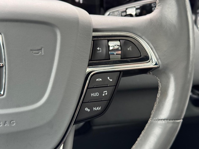 Lincoln Navigator Vehicle Full-screen Gallery Image 22
