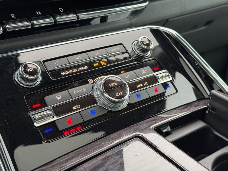 Lincoln Navigator Vehicle Full-screen Gallery Image 23