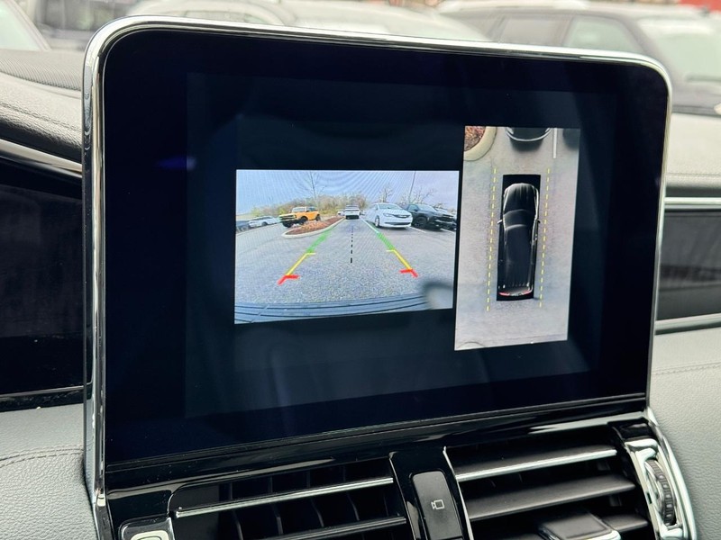 Lincoln Navigator Vehicle Full-screen Gallery Image 25