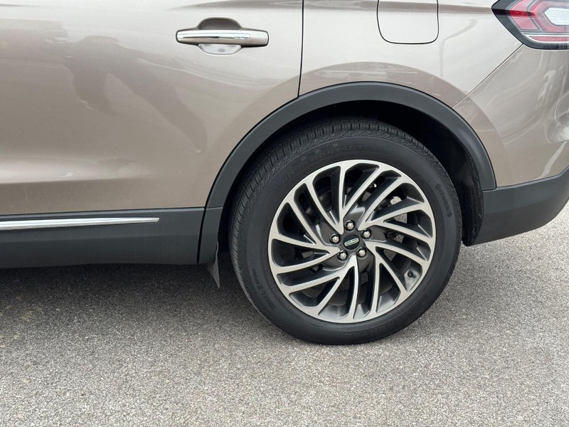 Lincoln Nautilus Vehicle Full-screen Gallery Image 10